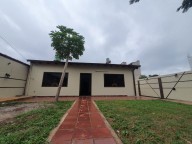 VENDO CASA EN KM 06 LADO ACARAY SOBRE ASFALTADO A 400 M